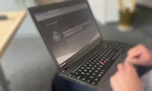 Laptop mit geöffneter Webseite